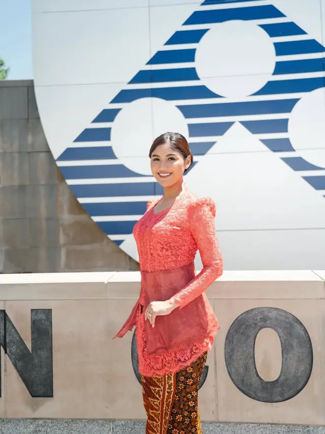 Erina Gudono saat Wisuda S2 di Amerika Serikat pakai kebaya merah. [@erinagudono]