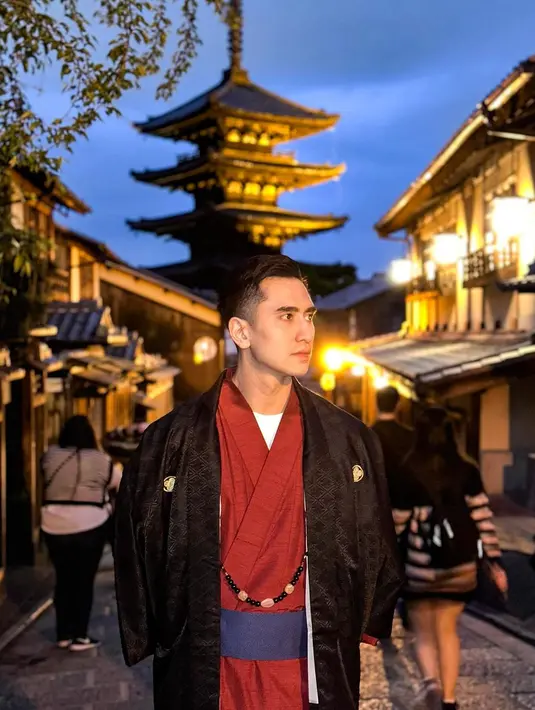 Tak hanya jalan-jalan, Verrel Bramasta dan Jerome Polin juga mengenakan busana tradisional, Kimono. [@bramastavrl]