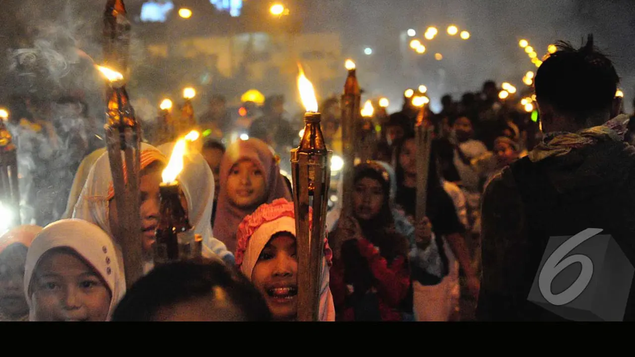 Serunya Pawai Obor di Matraman