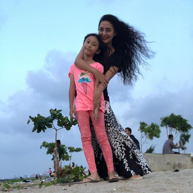 Jarang Terekspos, Ini 6 Momen Kebersamaan Della Puspita dan Anaknya