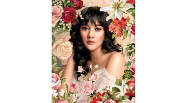 Naysilla mengenakan makeup bernuansa nude, ia terlihat begitu feminim.