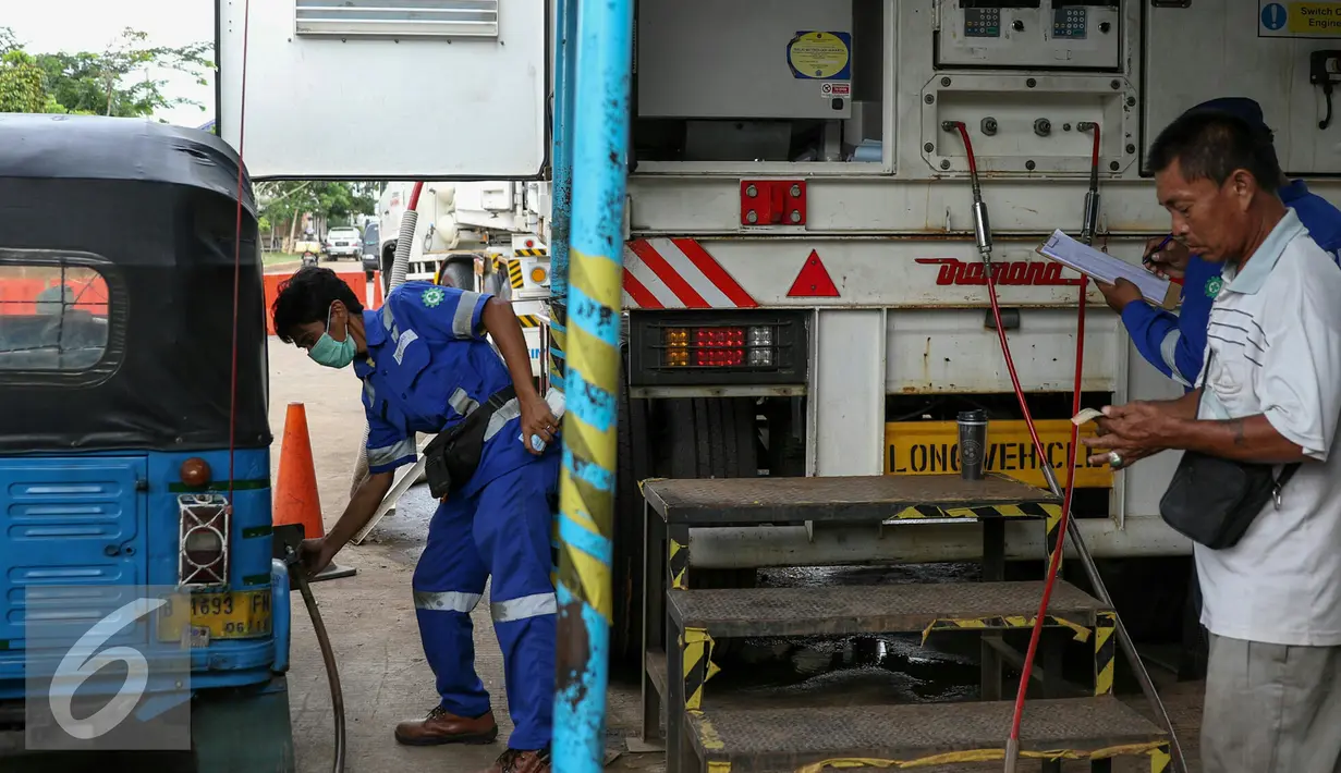 Petugas MRU mengisi BBG untuk kendaraan bajaj di kawasan Waduk Pluit, Jakarta, Selasa (16/2/2016). PT Perusahaan Gas Negara (Persero) Tbk (PGN) bakal membangun 60 unit Stasiun Pengisian Bahan Bakar Gas (SPBG) hingga 2019. (Liputan6.com/Yoppy Renato)