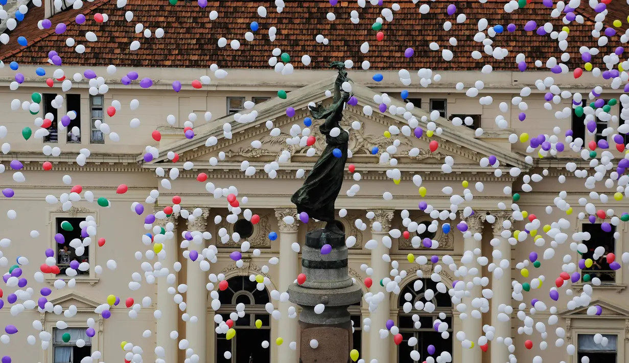Ribuan balon dilepaskan ke langit Sao Paulo oleh Anggota Kamar Dagang dan Industri di Brasil, Jumat (29/12). Sekitar 50 ribu balon diterbangkan sebagai bagian dari perayaan dan sambutan hangat pada tahun yang baru. (AP Photo/Nelson Antoine)