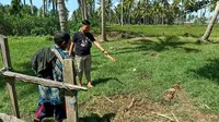 Anggota Satreskrim Polres Polman di lokasi penemuan mayat bayi di Desa Katumbangan Lamo (Foto: Liputan6.com/Istimewa)