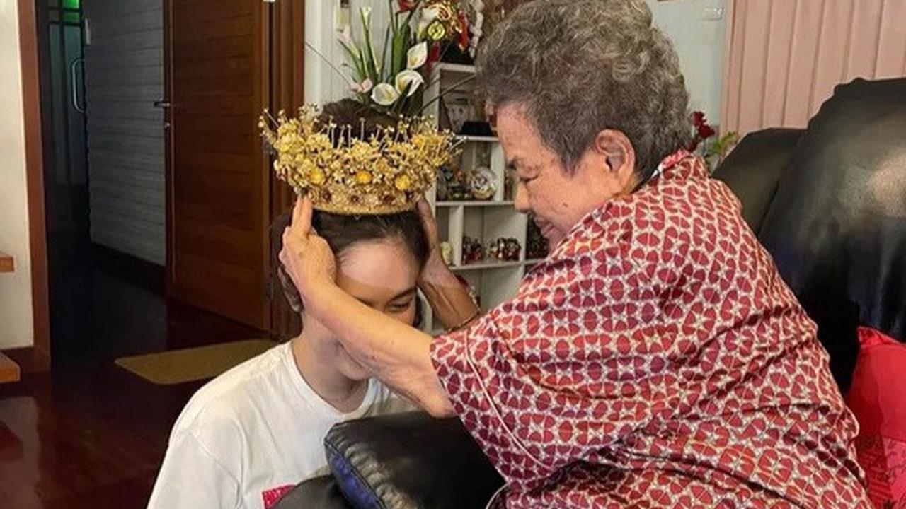Nong Poy Transgender Cantik Thailand Pakai Mahkota Emas Saat Menikah, Ternyata Pemberian Nenek Suaminya yang Konglomerat