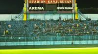 Satu jam sebelum Arema versus Semen Padang, Stadion Kanjuruhan masih sepi penonton. (Bola.com/Iwan Setiawan)