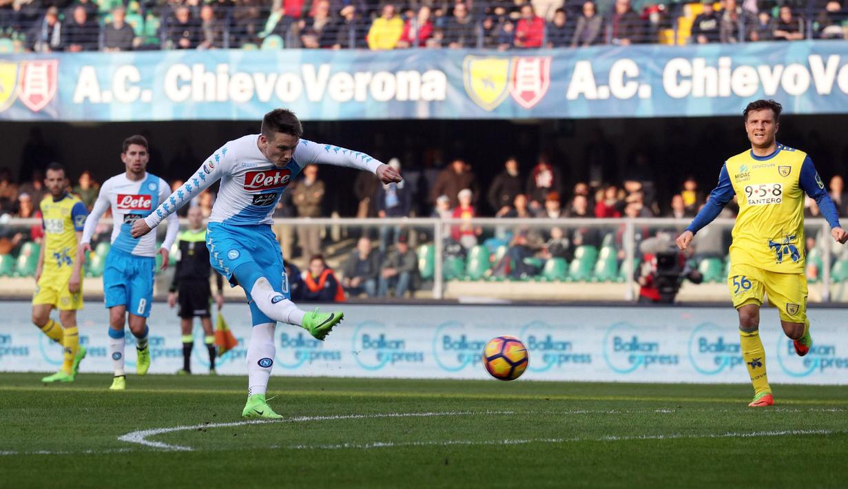 Pemain Napoli, Piotr Zielinski melepaskan tembakan tanpa mampu dibendung kiper Chievo Verona  pada lanjutan Serie A di Bentegodi stadium, Verona, (19/2/2017).  Napoli menang 3-1. (Filippo Venezia/ANSA via AP)
