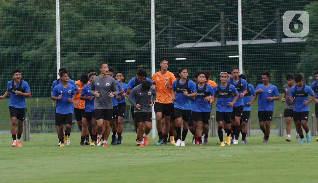 Pemain Timnas Indonesia U-22 berlari kecil usai mengikuti latihan perdana di Lapangan D, Kompleks Gelora Bung Karno, Senayan, Jakarta, Rabu (10/2/2021). Latihan perdana Timnas U-22 diikuti 31 pemain yang dipersiapkan untuk ajang SEA Games 2021 di Vietnam. (Liputan6.com/Helmi Fithriansyah)