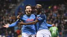 Gelandang Napoli, Khvicha Kvaratskhelia (kiri) berselebrasi dengan rekan setimnya Victor Osimhen setelah mencetak gol ke gawang Sassuolo pada pertandigan lanjutan Liga Serie A Italia di Stadion Mapei di Reggio Emilia, Italia, Sabtu (17/2/2023). Napoli menang atas Sassuolo dengan skor 2-0. (Massimo Paolone/LaPresse via AP)