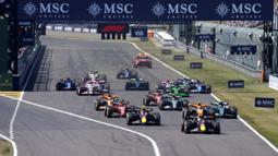 Pembalap Red Bull, Max Verstappen (depan) memimpin balapan diikuit rekannya, Sergio Perez saat start Formula 1 GP Jepang 2024 di Sirkuit Suzuka, Jepang, Sabtu (07/04/2024). (AP Photo/Hiro Komae)