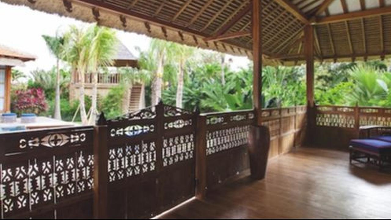 Desain Teras dengan Lantai Kayu