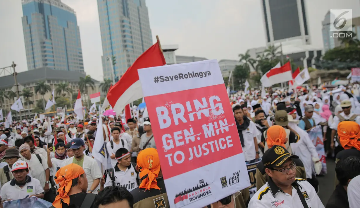 Peserta Aksi 169 Bela Rohingya membawa sejumlah atribut di kawasan Patung Kuda, Jakarta Pusat, Sabtu (16/9). Aksi 169 ini merupakan aksi susulan pada 6 September 2017 (69) dengan tema yang sama. (Liputan6.com/Faizal Fanani)
