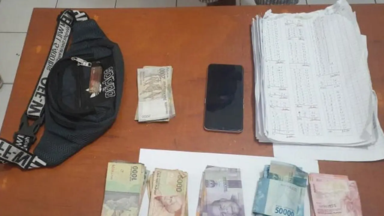 Barang bukti yang ikut diamankan polisi saat menangkap pelaku judi togel di Kepulauan Talaud.