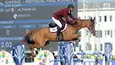 Atlet ketangkasan berkuda Qatar, Althani Al mengendalikan kuda bernama Sirocco saat final round 1 individual jumping Asian Games 2018 di Jakarta, Kamis (30/8). Harga Sirocco sekitar 20 juta euro atau lebih dari Rp 345 miliar. (Merdeka.com/Arie Basuki)