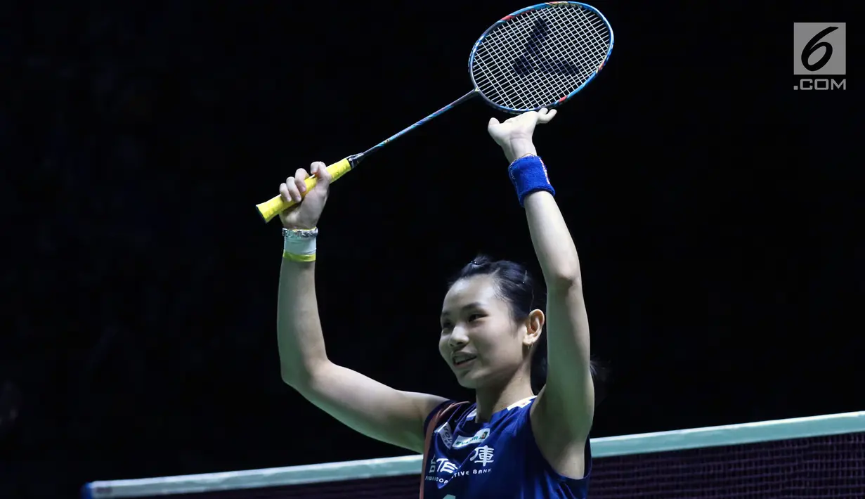 Tunggal putra China Taipei, Tai Tzu Ying merayakan kemenangan atas pebulu tangkis China, He Bingjiao pada semifinal Indonesia Open 2018 di Istora GBK, Jakarta, Sabtu (7/7). Tai Tzu Ying menang 21-13, 21-8. (Liputan6.com/Helmi Fithriansyah)
