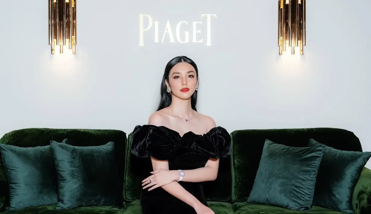 Tampil bak princess, Velove Vexia pulas wajah glam yang simple dengan lipstik merah. Rambutnya ditata dengan sleek hair yang memesona [@vaelovexia]