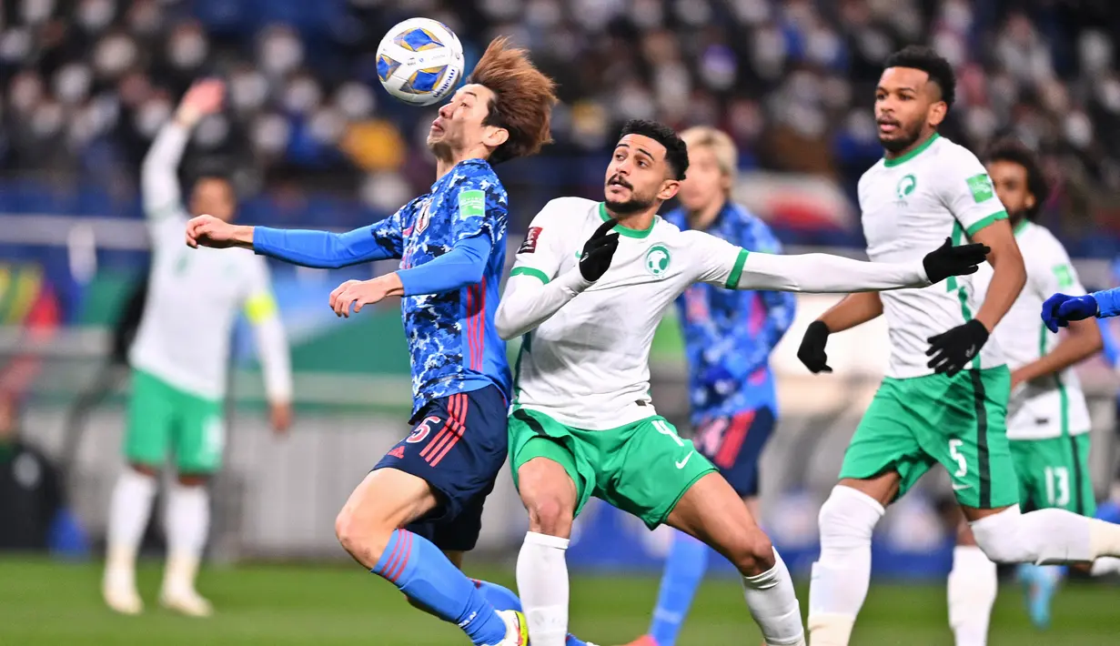 Pemain Jepang Yuya Osako (tengah kiri) dan pemain Arab Saudi Abdulelah Alamri (tengah kanan) berebut bola dalam laga kualifikasi Piala Dunia zona Asia Grup B di Saitama Stadium, Saitama, Jepang, Selasa (1/2/2022). Jepang menang dengan skor 2-0. (AFP/Philip Fong)
