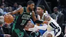 Pemain Boston Celtics, Kyrie Irving (kiri) menggiring bola melewati adangan pemain Denver Nuggets, Gary Harris pada laga NBA basketball game di Pepsi Center, Denver, (29/1/2018). Celtics menang 111-110. (AP/David Zalubowski)