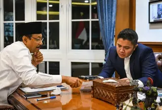 Sekretaris Kabinet atau Seskab Teddy Indra Wijaya bertemu Menteri Sosial (Mensos) Saifullah Yusuf atau Gus Ipul di Kantor Sekretariat Kabinet, Jakarta, Rabu (28/1/2026) malam.