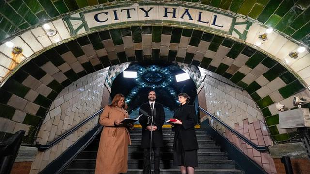 Jaksa Agung Negara Bagian New York Letitia James melantik Zohran Mamdani sebagai wali kota New York City, disaksikan istrinya Rama Duwaji, Kamis (1/1/2026).