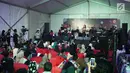 Pengunjung menikmati penampilan Sheryl Sheinafia pada acara Vidio Fair 2.0 di Gandaria City, Jakarta, Sabtu (3/11). Selain Sheryl, musisi-musisi papan atas seperti Govinda, Andien dan GIGI juga tampil menghibur pengunjung. (Liputan6.com/Herman Zakharia)