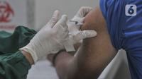 Petugas kesehatan saat menyuntikkan vaksin dosis keempat atau Booster kedua kepada warga di Puskesmas Kecamatan Pulogadung, Jakarta Timur, Selasa (24/1/2023). Dinas Kesehatan DKI mulai hari ini secara serentak menggelar vaksinasi dosis keempat atau Booster kedua bagi masyarakat umum berusia 18 tahun ke atas sebagai upaya meningkatkan kekebalan tubuh terhadap virus Covid-19. (merdeka.com/Iqbal S Nugroho)