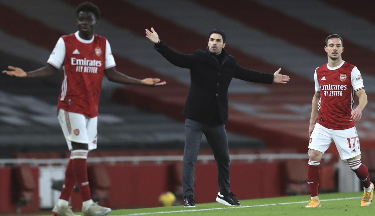 Pelatih Arsenal Mikel Arteta saat menyaksikan pemainnya bertanding melawan Newcastle United pada pertandingan Liga Inggris di Stadion Emirates di London, Selasa (19/1/2021). Arsenal berhasil mengumpulkan 27 poin dari 19 laga yang telah dijalani. (Adam Davy/Pool via AP)
