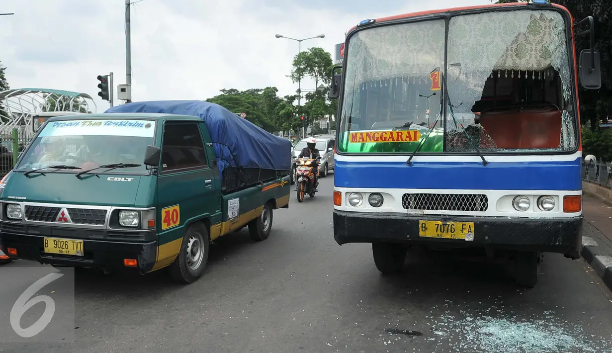 Metromini 17 jurusan Pasar Senen - Manggarai dirusak oleh sekelompok orang di Manggarai, Jakarta, Selasa (19/4). Belum diketahui maksud dari pengerusakan tersebut. (Liputan6.com/Gempur M Surya)