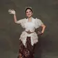 Tissa Biani terlihat ayu mengenakan kebaya kutubaru modifikasi dan paduan makeup bold [@riomotret]