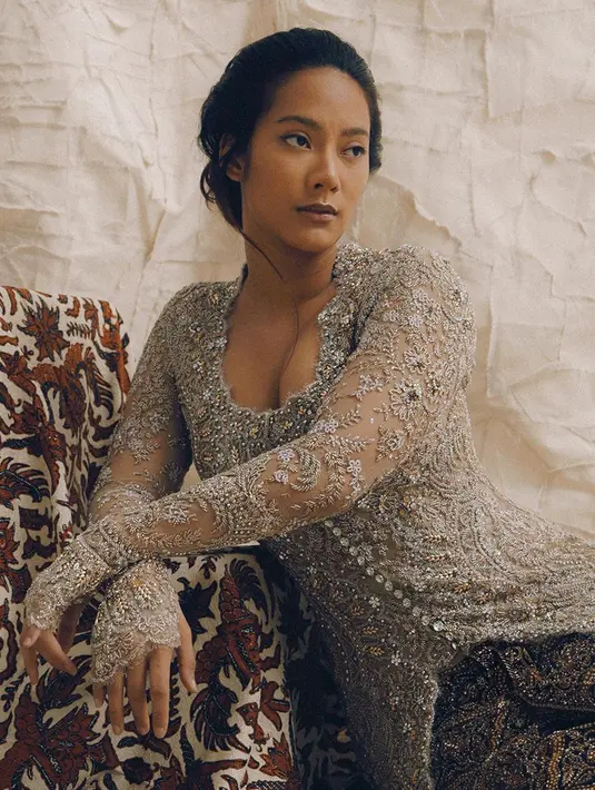 <p>Rayakan Hari Kartini, Tara Basro yang memancarkan pesona kecantikan nusantara dalam balutan kebaya, sanggul, dan wajah polos tanpa makeup. (Instagram/tarabasro).</p>