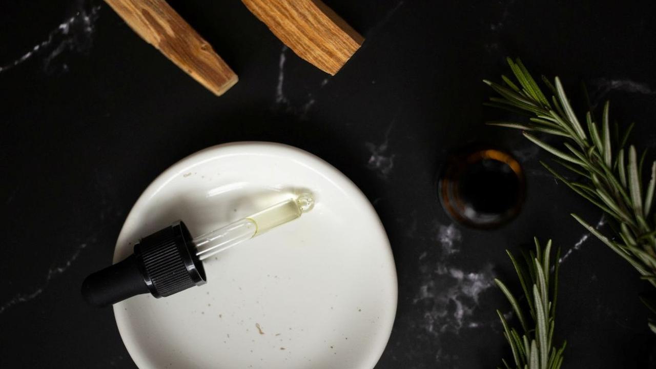 6. Gunakan Rosemary untuk Merawat Kulit Kepala