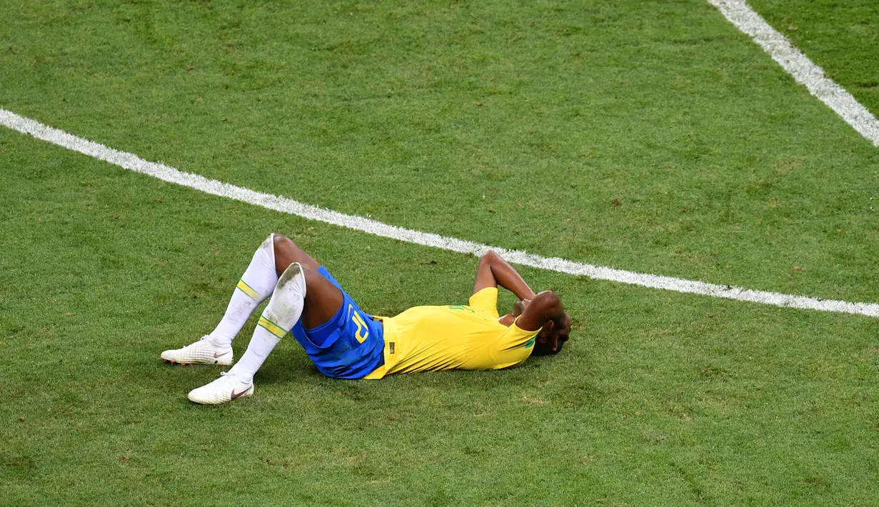 Gelandang Brasil, Fernandinho berbaring di lapangan setelah kecewa kalah dari Belgia pada laga perempat final Piala Dunia 2018 di Stadion Kazan Arena, Jumat (6/7). Brasil terdepak dari Piala Dunia 2018 setelah takluk dari Belgia 1-2. (SAEED KHAN/AFP)