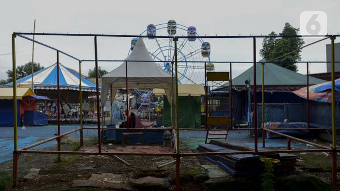 Suasana wahana permainan anak yang berhenti beroperasi di pinggir Kanal Banjir Timur, Jakarta, Sabtu (2/5/2020). Wahana tersebut sudah satu bulan lebih berhenti beroperasi karena pemberlakuan Pembatasan Sosial Berskala Besar untuk memutus penyebaran pandemi COVID-19. (merdeka.com/Imam Buhori)