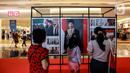 Pengunjung melihat Pameran Foto Potret 7 Presiden RI dengan tema "7 Citizen No.1" di Mall Neo Soho, Jakarta, Selasa (22/11/2022). Pameran ini berlangsung dari tanggal 20 November 2022 sampai 3 Desember 2022. (Liputan6.com/Johan Tallo)