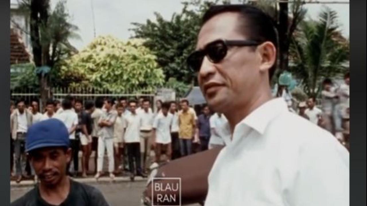 Ali dengan pakai berwarga putih dan kacamata hitamnya dengan ramah menyapa warga. Dia juga terlihat berbincang dengan supir becak.