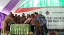 Gubernur Papua Barat Dominggus Mandacan, Kepala SKK Migas Amien Sunaryadi dan perangkat daerah meresmikan Pusat Pelatihan Teknik Industri dan Migas Teluk Bintuni (P2TIM-TB) di Kampung Deimes, Bintuni Timur, Papua Barat (23/7). (Liputan6.com/Pool/Febri)