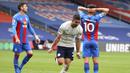 Gelandang Manchester City, Ferran Torres (tengah) melakukan selebrasi usai mencetak gol kedua timnya ke gawang Crystal Palace dalam laga lanjutan Liga Inggris 2020/2021 pekan ke-34 di Selhurst Park, London, Sabtu (1/5/2021). Manchester City menang 2-0 atas Crystal Palace. (AP/Catherine Ivill/Pool)