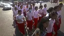 Sejumlah perawat dan bidan menggelar aksi protes di depan Monumen Kemerdekaan di Yangon, Myanmar, Rabu (15/3). Mereka menolak penerapan lisensi yang diajukan Departemen Kesehatan. (AP Photo / Thein Zaw)