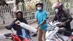 Warga membawa tabung oksigen untuk di isi ulang di halaman gedung MUI Kota Tangerang, Banten, Kamis (15/7/2021). Pemerintah Kota Tangerang mulai 14 Juli 2021 dimasa PPKM darurat menyediakan pengisian Oksigen Medis geratis bagi warga yang membutuhkan. (Liputan6.com/Angga Yuniar)