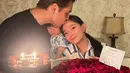 Potret kebersamaan Asmirandah bersama suami dan anaknya. Momen ketika Jonas Rivano mencium kening Asmirandah dan Baby Chloe tertidur di pelukan Jonas ini penuh kehangatan. Tak hanya mendapatkan kue ulang tahun, artis blasteran Belanda ini juga mendapatkan buket bunga mawar merah dari suami yang tentunya dipesan khusus untuk sang istri. (Liputan6.com/IG/@asmirandah89)