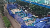 Foto udara memperlihatkan kondisi konstruksi tiang beton Light Rail Transit (LRT) yang roboh di Kayu Putih, Jakarta Timur, Senin (22/1). Peristiwa itu tidak memengaruhi kondisi lalu lintas di sepanjang jalan Kayu Putih Raya. (Liputan6.com/Arya Manggala)