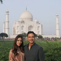 "Satu-satunya bangunan/monumen yang diketahui tidak dibangun atas nama agama, kekuasaan atau politik. Tapi dibangun atas nama cinta. Taj Mahal benar-benar luar biasa dan indah," tulis Raisa. (Instagram/hamishdw)