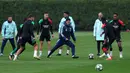 Latihan ini menjadi persiapan Arsenal menghadapi Real Madrid pada leg kedua perempat final Liga Champions 2024/2025. (Adrian Dennis/AFP)