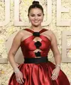 Penampilan Selena Gomez menjadi salah satu seleb yang mencuri perhatian. Ia tampil dengan gaya rambut top knot serta makeup yang begitu hangat. [Foto: Instagram/ angelofsele]
