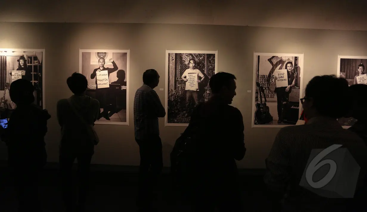  Pengunjung mengamati foto karya pewarta foto Ismar Patrizki di Galeri Foto Jurnalistik ANTARA, Jakarta, Jumat (22/5/2015). Ismar Patrizki menampilkan 51 karya foto dengan tema "Laut Luka Blues" tentang isu lingkungan di Bali. (Liputan6.com/Faizal Fanani)