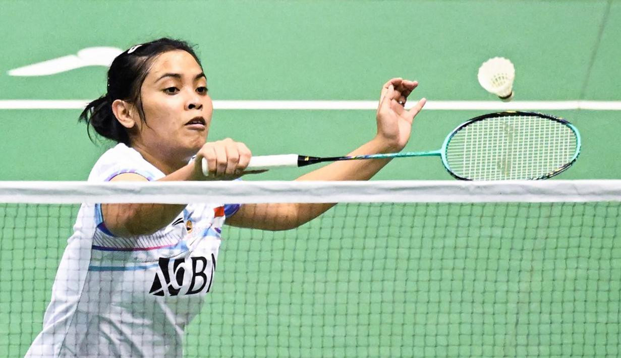 Pemain bulu tangkis Indonesia Gregoria Mariska Tunjung saat melawan pemain bulu tangkis Jepang Akane Yamaguchi pada pertandingan semifinal tunggal putri turnamen bulu tangkis Hong Kong Open 2023 di Hong Kong, Sabtu (16/9/2023). (Peter PARKS/AFP)