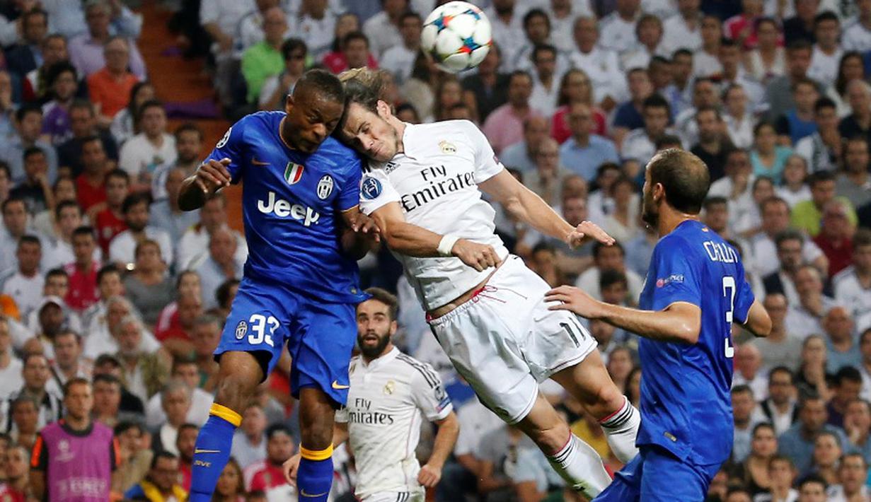 Duel Gareth Bale (kanan) dan Patrice Evra. (Reuters / Paul Hanna)