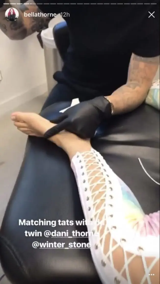 Bella Thorne saat membuat tato di kaki. (Instagram - @bellathorne)