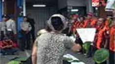 Kantor Bank Century di Surabaya, Jatim, dilempari telur besuk. Pemerintah dinilai kurang peka terhadap penderitaan nasabah Century. 