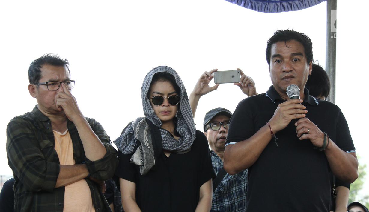Musisi Indra Lesmana saat memberikan sambutan seusai pemakaman ibunya, Nien Lesmana di TPU Tanah Kusir, Jakarta, Rabu (28/6). (Liputan6.com/Herman Zakharia)
